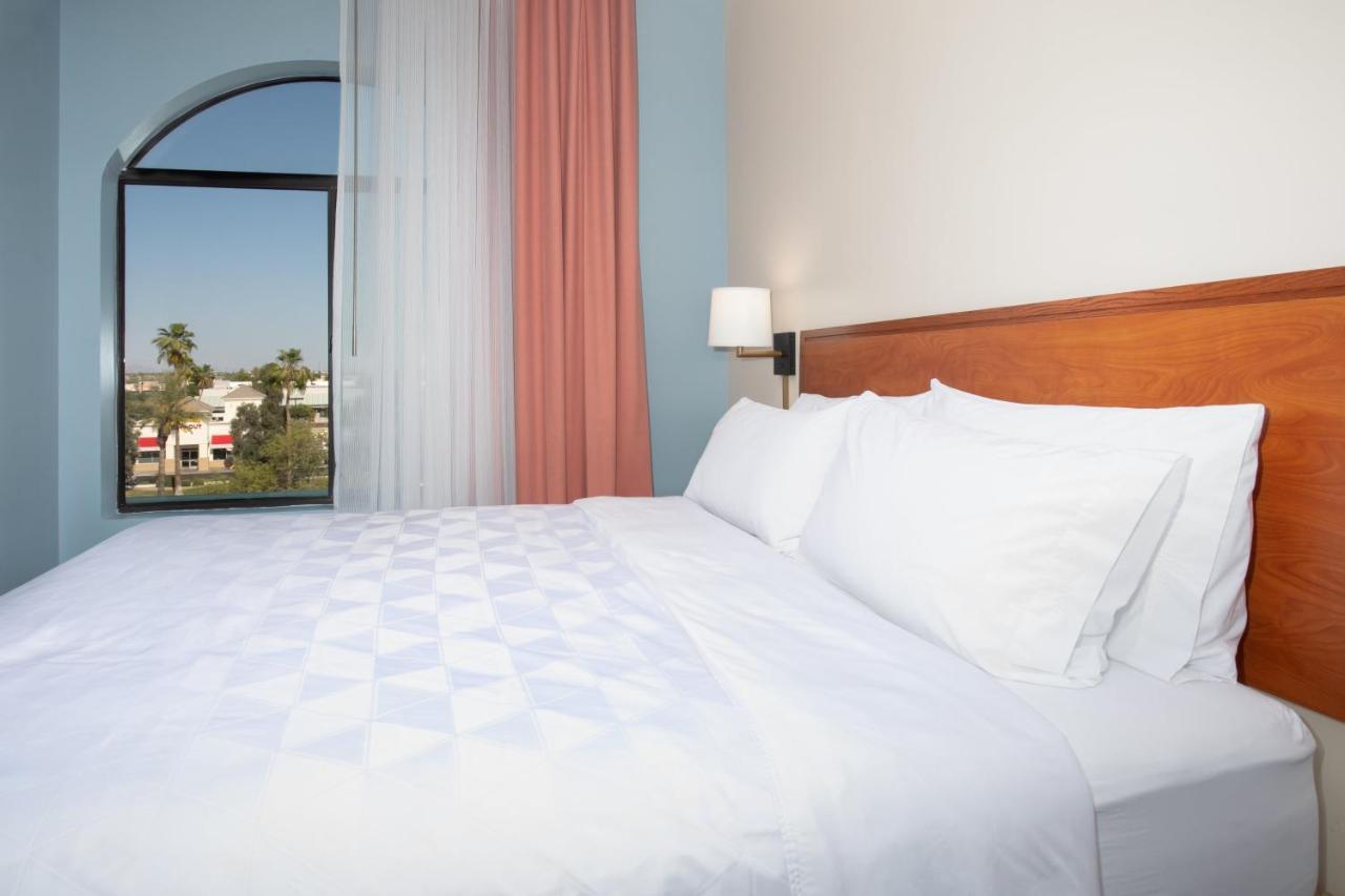 Holiday Inn & Suites Goodyear - West Phoenix Area By Ihg Екстериор снимка